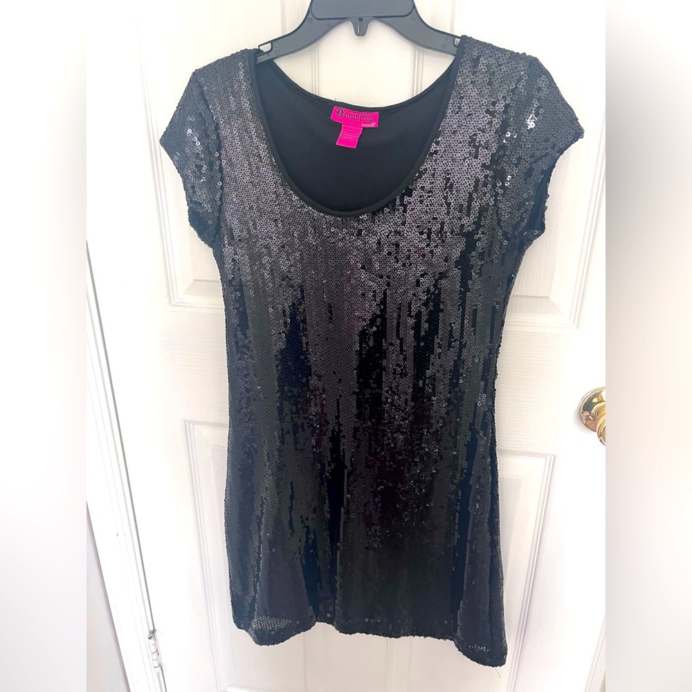 Demanding sequin black tunic